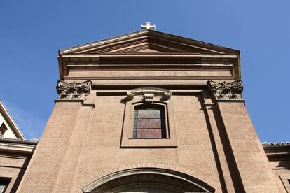 “Yo no sé mucho de casi nada, pero mantengo los ojos muy abiertos”, confiesa Torrijos, que a finales de primavera publica su libro 'Territorios improbables'. Es la actitud que le lleva a descubrir “prodigios” como la iglesia de San Marcos, en Madrid, “uno de los edificios más y mejor barrocos del mundo”, afirma. Medio escondida a 50 metros de la plaza de España, no aparece en las guías turísticas, data de 1753 y es obra de Ventura Rodríguez. “Es una gloria de la elipse, una orgía del control del espacio. Daría envidia al mismísimo Borromini. Y tiene una planta que ya le hubiera gustado a Bernini”, exclama.