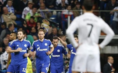 Cristiano contempla a los jugadores del Schalke celebrando un gol.
