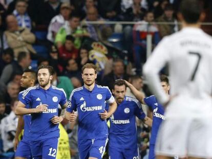 Cristiano contempla a los jugadores del Schalke celebrando un gol.