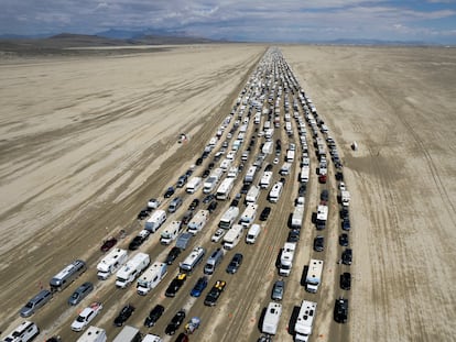 Vehículos dejan el sitio del festival Burning Man luego de verse varados por la lluvia durante el fin de semana, este 4 de septiembre en Nevada.