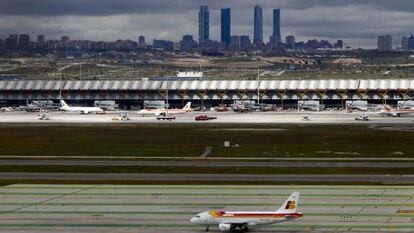 Un avión de Iberia en la pista visto desde la torre de control del aeropuerto Madrid-Barajas