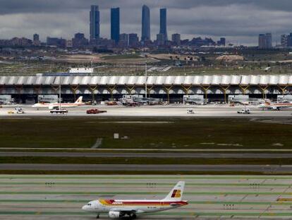 Un avi&oacute;n de Iberia en la pista visto desde la torre de control del aeropuerto Madrid-Barajas