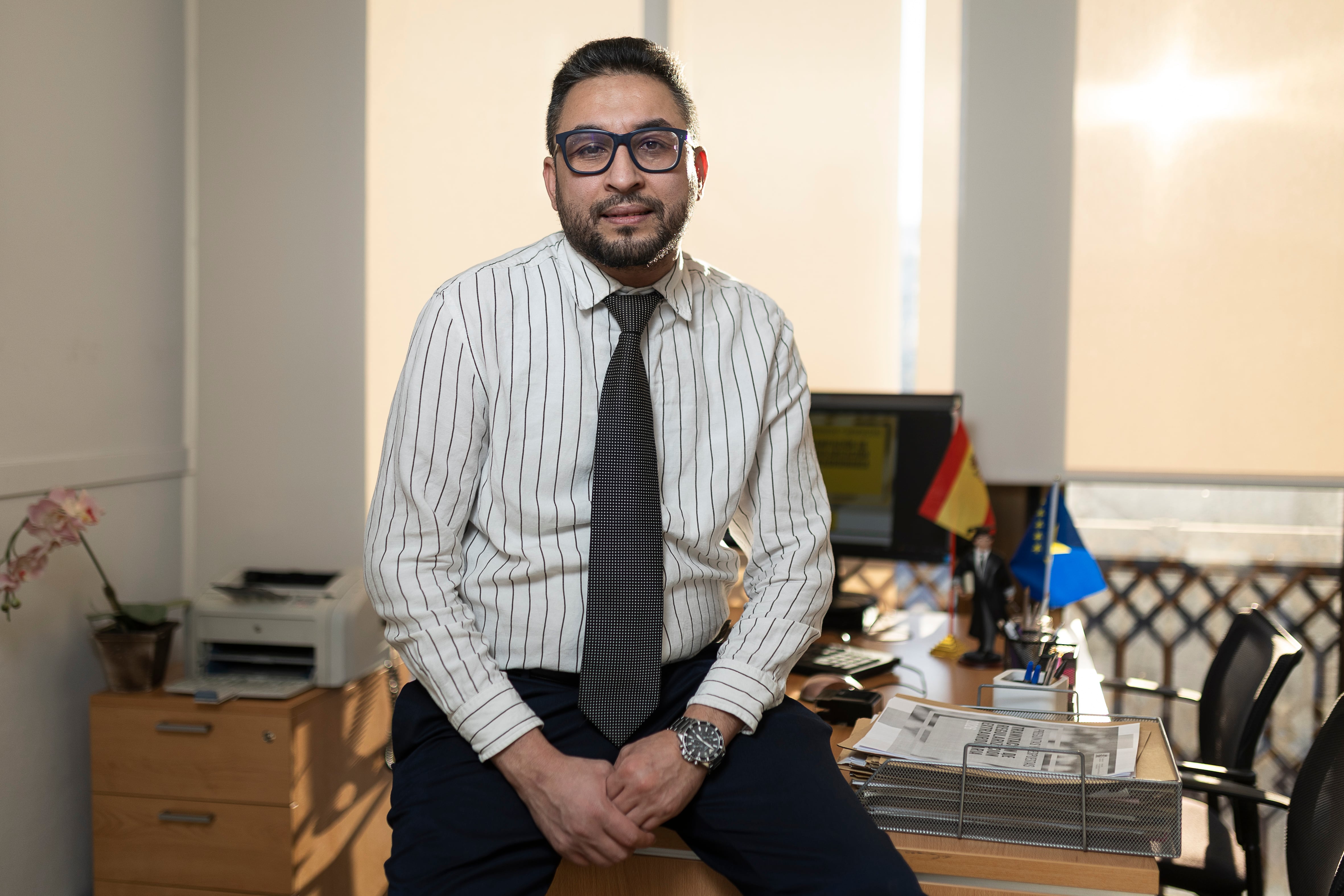 Yassin Azar, abogado, 43 años, de origen marroquí, fotografiado en su despacho. 