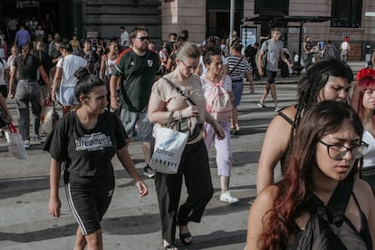 Argentinos apurados salen de la estacion de tren constituicion para tomar colectivos