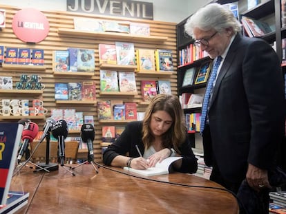 Marta Pascal firma uno de sus libros a Josep Sánchez Llibre.