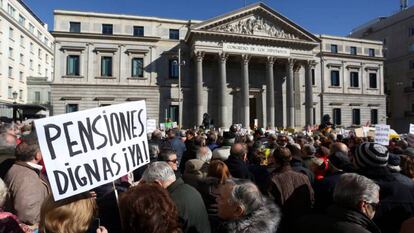 Protesta de pensionistas frente al Congreso.