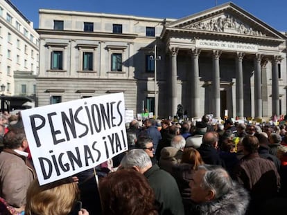 Protesta de pensionistas frente al Congreso.