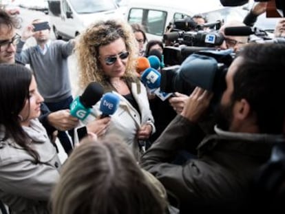 El instructor acuerda el sobreseimiento por no existir indicios suficientes frente a una persona determinada . Apelo a Interior y Justicia para que los responsables de este acto paguen lo que deban pagar , dice el padre de la joven