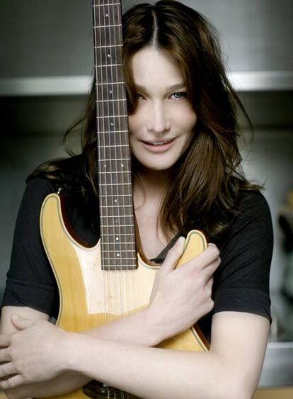 Carla Bruni posa con una guitarra.