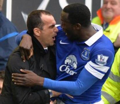 Lukaku se abraza a Roberto Martínez.