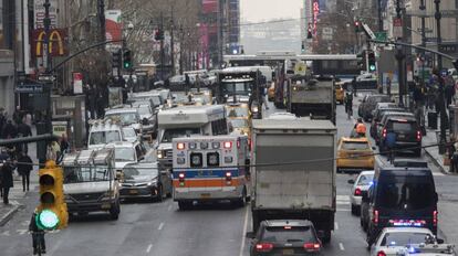 Vehículos atascados en a calle 42 en Manhattan