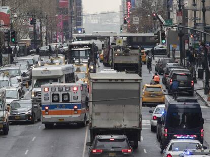 Vehículos atascados en a calle 42 en Manhattan