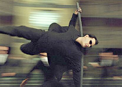 Warner Bros, productora de <i>The Matrix reloaded</i> (en la imagen, Keanu Reeves), ha impuesto medidas de seguridad sin precedentes para protegerse de las copias.