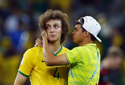Thiago Silva (d) consuela a David Luiz al final del encuentro.