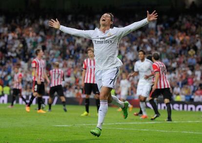 Cristiano celebra uno de sus tres goles al Athletic en el Bernab&eacute;u.