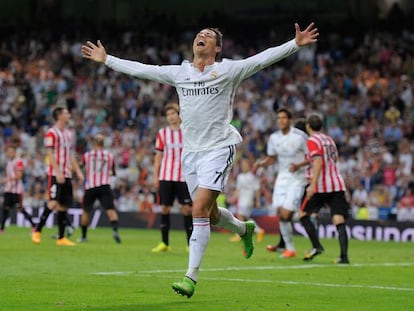 Cristiano celebra uno de sus tres goles al Athletic en el Bernab&eacute;u.