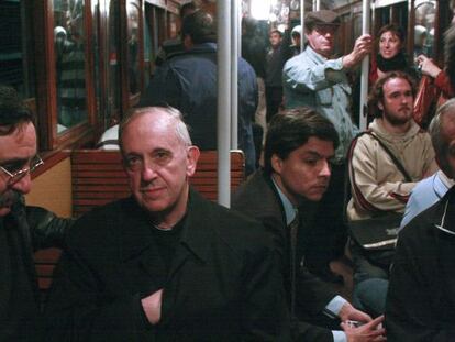 El entonces cardenal Bergoglio (ahora papa Francisco) en el metro de Buenos Aires, en 2008.
