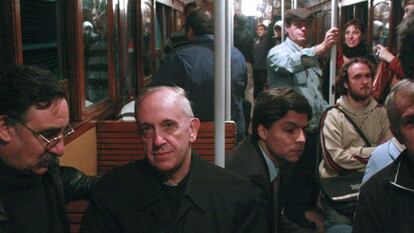 El entonces cardenal Bergoglio (ahora papa Francisco) en el metro de Buenos Aires, en 2008.