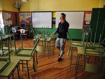 Un docente, en un aula desierta del colegio público Rufino Blanco en Madrid, este miércoles.