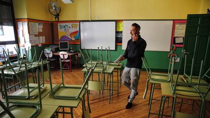 Un docente, en un aula desierta del colegio público Rufino Blanco en Madrid, este miércoles.
