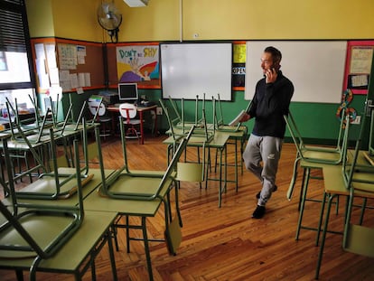 Un docente, en un aula desierta del colegio público Rufino Blanco en Madrid.