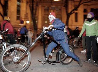 Un ciclista durante el paseo organizado en Madrid por Bici Crítica para reivindicar su uso a diario.