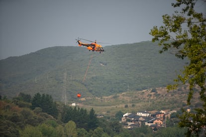 Un helicóptero de la UME transporta agua al incendio en Las Médulas, este lunes.