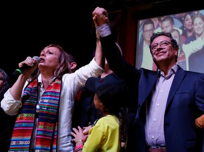 El candidato a la presidencia Gustavo Petro alza la mano con la candidata a la vicepresidencia Ángela María Robledo para la celebrar la victoria en la primera vuelta.