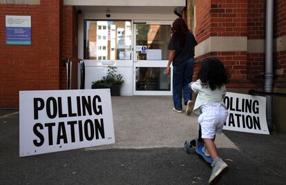 Ambiente en un centro de votaciones, este jueves en Surbiton.
