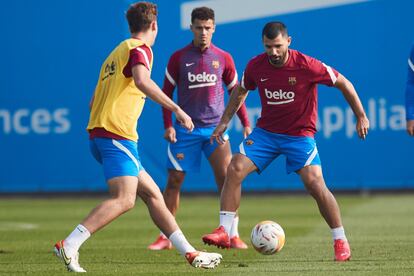 Agüero, con la pelota, un entrenamiento del Barça