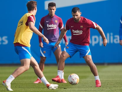 Agüero, con la pelota, un entrenamiento del Barça