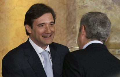 El nuevo primer ministro portugués Passos Coelho, estrecha la mano del exprimer ministro José Sócrates.