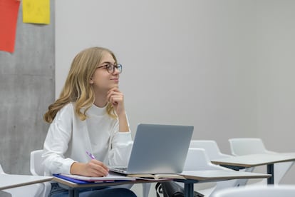 Young woman working with laptop in university - UNIR - Calidad universitaria