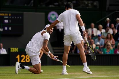 Alcaraz se interesa por Berrettini tras una caída del italiano.