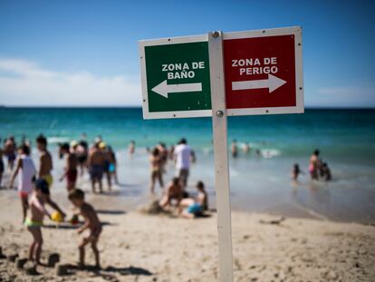 Señalización de zona de peligro para bañarse en la playa de Razo en Carballo, situada en  Costa da Morte, en una imagen de archivo.