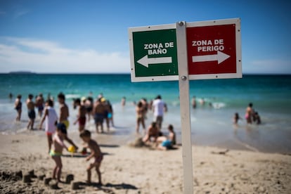 Señalización de zona de peligro para bañarse en la playa de Razo en Carballo, situada en  Costa da Morte, en una imagen de archivo.