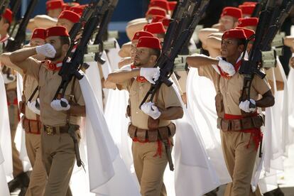 La Infantería de Melilla marcha en el desfile militar, presidido por los Reyes.