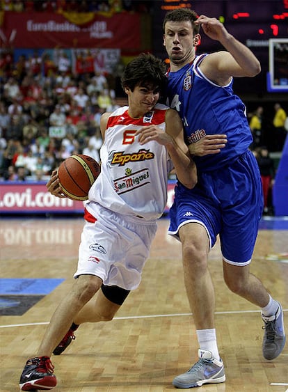 La selección sale a la cancha como un torrente nada más comenzar el partido. Al término del primer cuarto la diferencia sobre Serbia era ya de diez puntos (24-14). Ricki, muy enchufado, lidera al quinteto inicial junto a Pau Gasol.