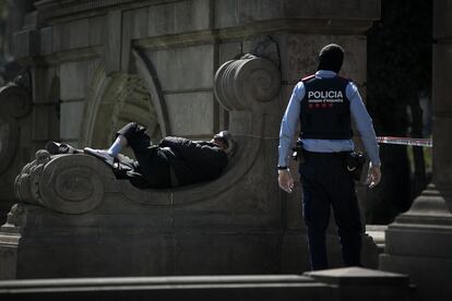 Un sin techo en la plaza de Cataluña, en una foto del mes de marzo.