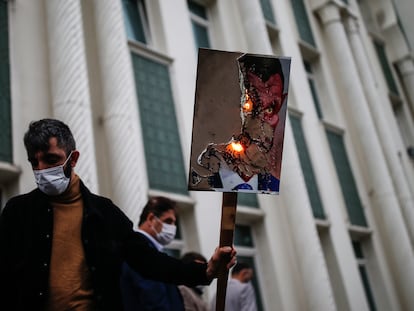 Protesta contra el presidente francés, Emmanuel Macron, el 30 octubre en Estambul (Turquía).