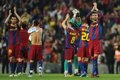 Los jugadores del Barcelona celebran su victoria.