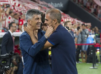 Imanol Alguacil y Gaizka Garitano se saludan antes de un derbi en San Mamés.