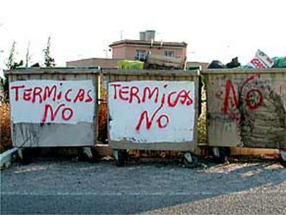 Pintadas contra las centrales térmicas, en Arcos de la Frontera.
