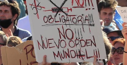 Pancarta contra el uso de mascarillas y el 5G este domingo en Madrid.