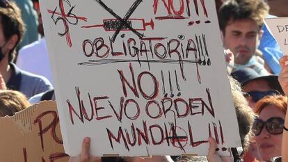 Pancarta contra el uso de mascarillas y el 5G este domingo en Madrid.