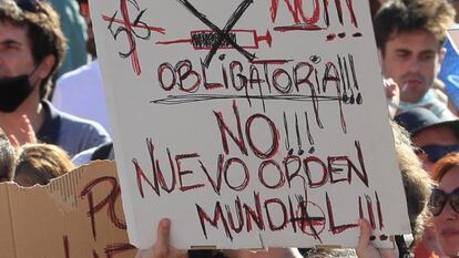 Pancarta contra el uso de mascarillas y el 5G este domingo en Madrid.