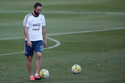 Gonzalo Higua&iacute;n en un alto de la pr&aacute;ctica del seleccionado.