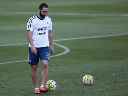 Gonzalo Higua&iacute;n en un alto de la pr&aacute;ctica del seleccionado.