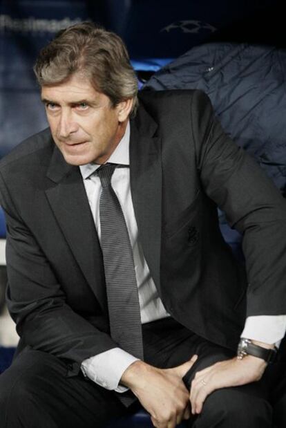 Manuel Pellegrini sigue el juego desde el banquillo.