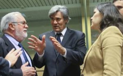 El ministro español de Agricultura, Alimentación y Medio Ambiente, Miguel Arias Cañete (i), dialoga con sus homólogos, el francés Stephane Le Foll (c), y la portuguesa Assuncao Cristas, durante el Consejo de Agricultura y Pesca de la Unión Europea celebrado  en Bruselas, Bélgica. EFE/Archivo